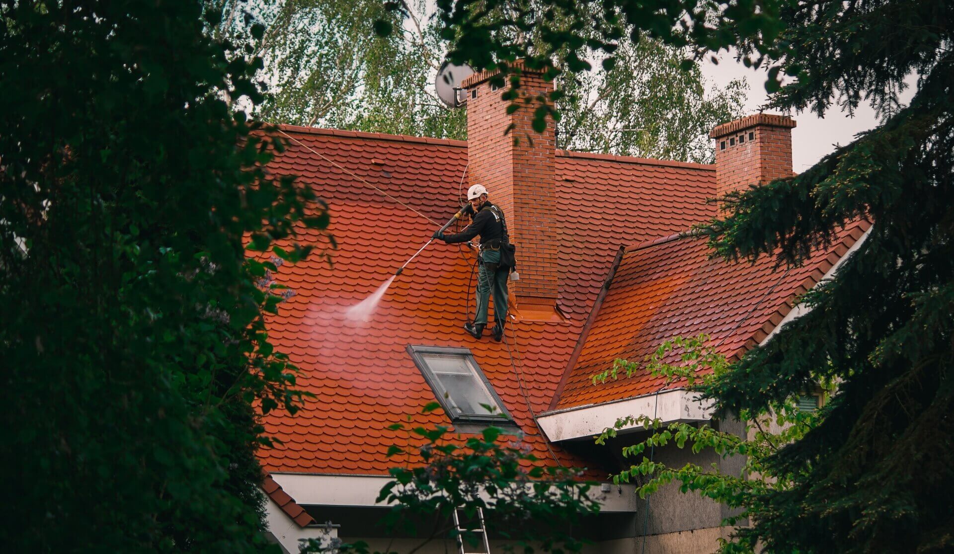 Czyszczenie dachu domu jednorodzinnego – prace na wysokości-az-clean