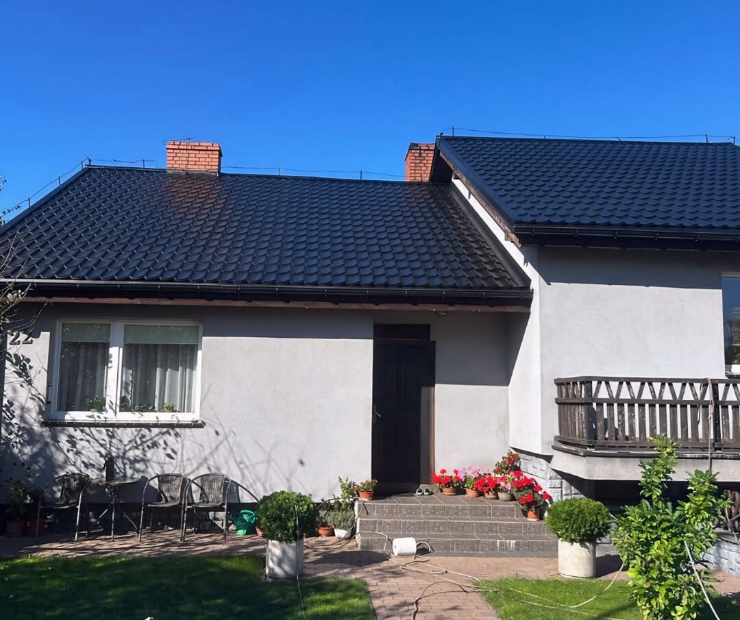 Efekt mycia dachu domu jednorodzinnego – czysta dachówka po czyszczeniu