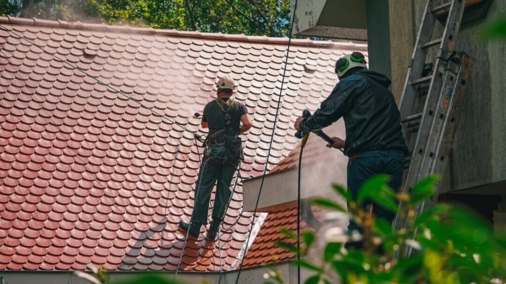Ekipa az clean- czyści dach z dachówki – usuwanie zabrudzeń i nalotu
