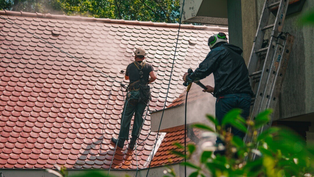 Ekipa az clean- czyści dach z dachówki – usuwanie zabrudzeń i nalotu