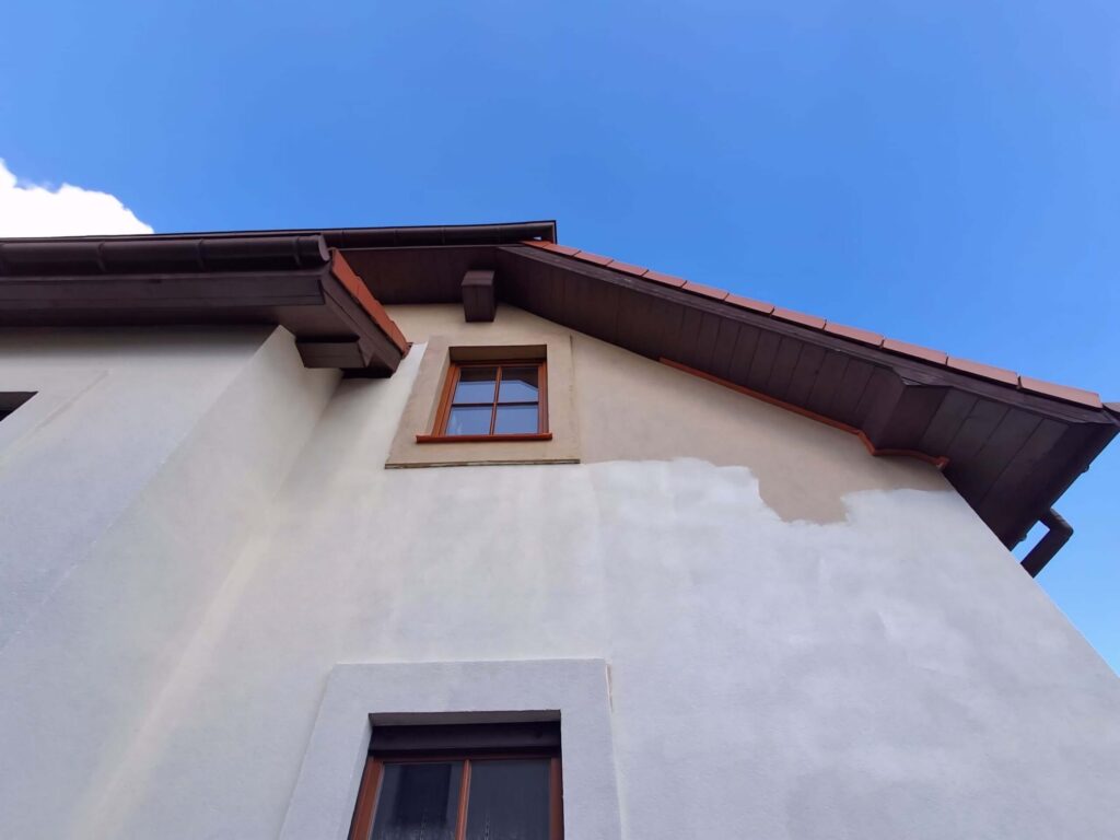 Elewacja domu w trakcie malowania-az-clean