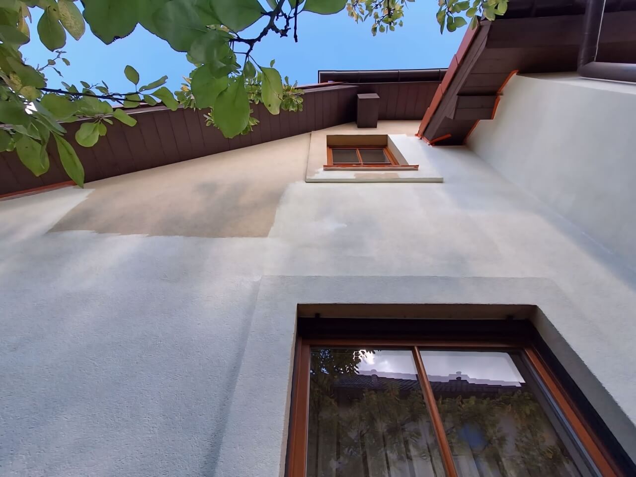 Elewacja domu w trakcie malowania