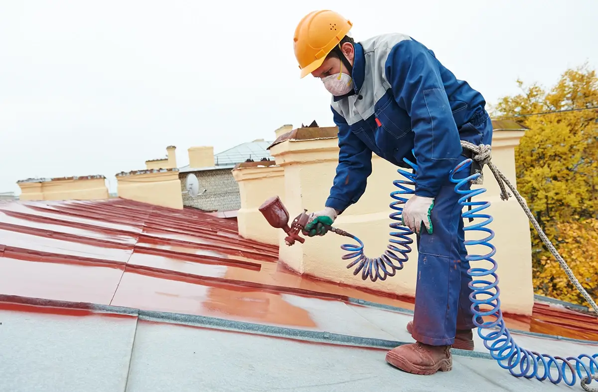 Malowanie dachu metodą natryskową na budynku mieszkalnym