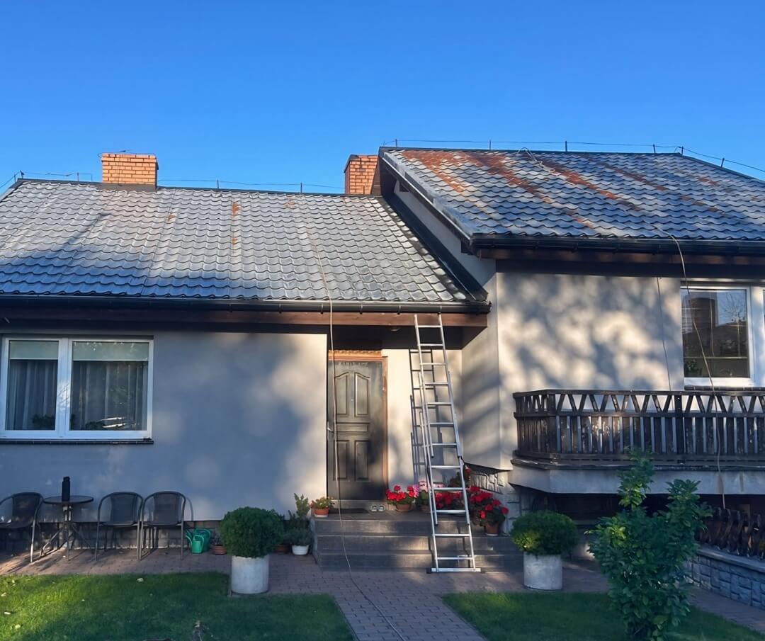 Mycie dachu domu jednorodzinnego – czyszczenie dachówki przed i po usłudze