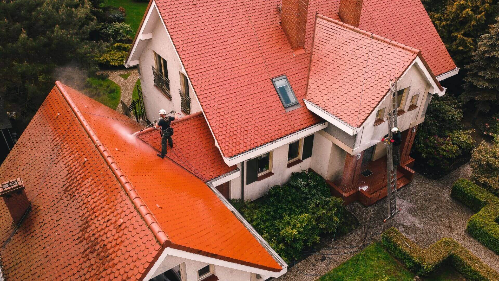 Mycie dachu domu jednorodzinnego – prace na wysokości, ujęcie z góry