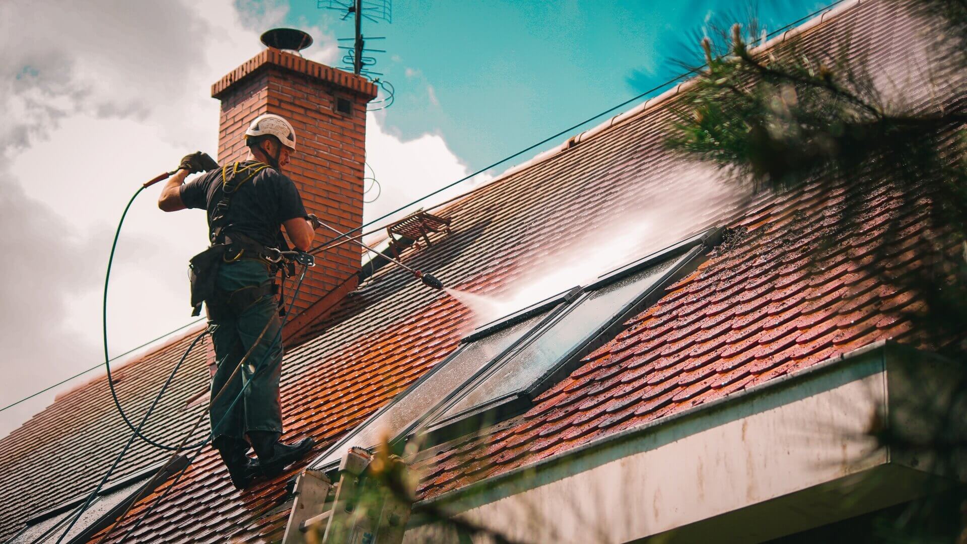 Mycie dachu z dachówki – usuwanie zabrudzeń i nalotu