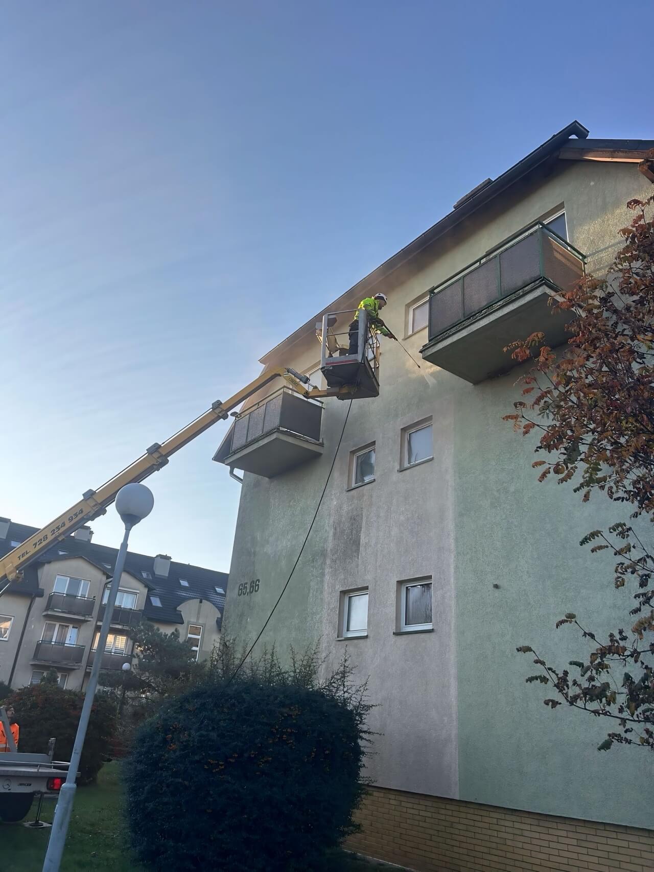 Mycie elewacji bloku mieszkalnego z podnośnika