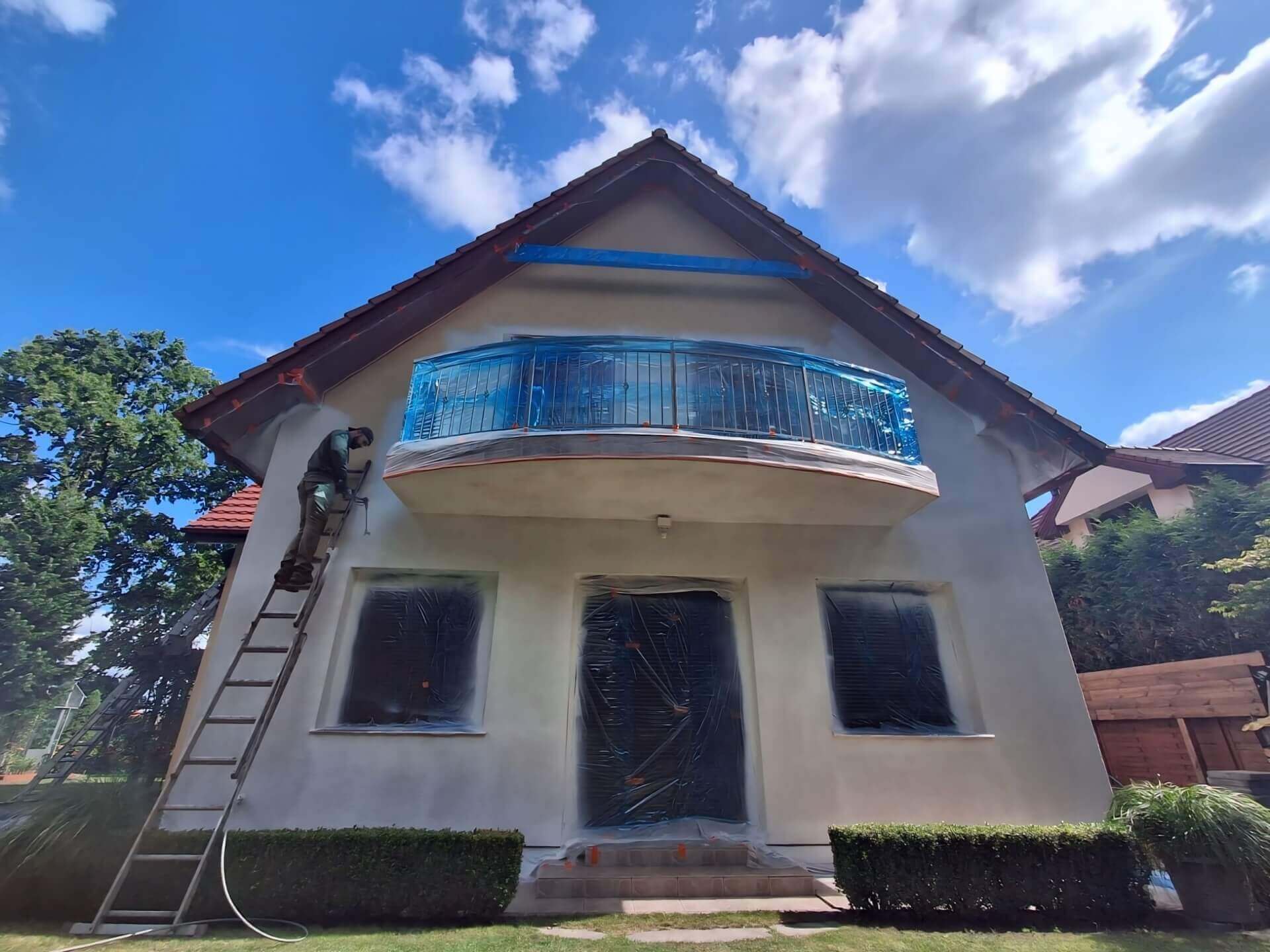 Mycie i przygotowanie elewacji domu do malowania