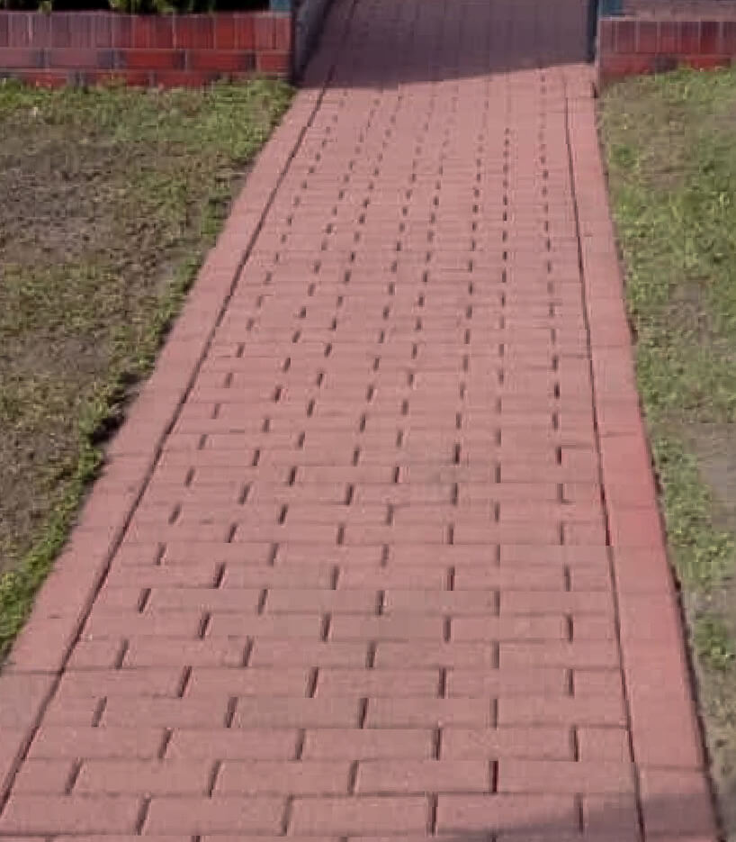 Podjazd z kostki brukowej po myciu – efekt po czyszczeniu-firma-az-clean