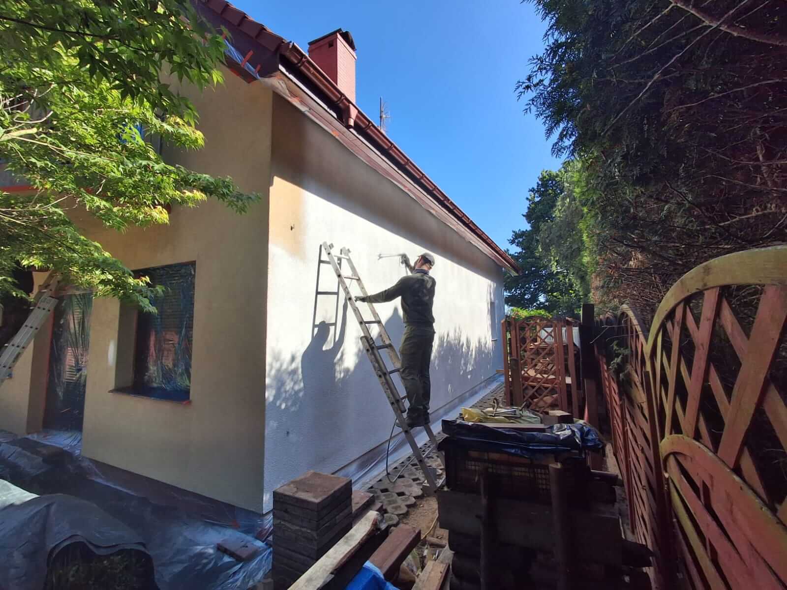 Prace malarskie na elewacji budynku