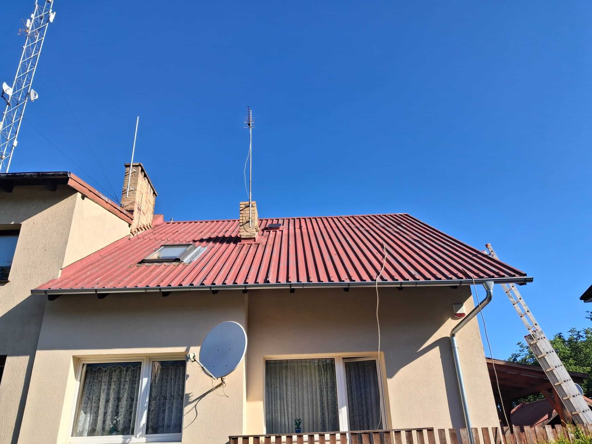 Renowacja dachu z blachy na budynku mieszkalnym