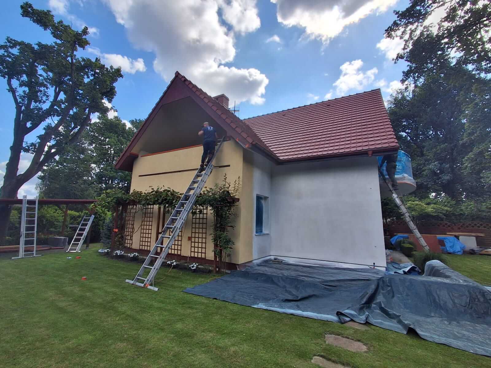 Renowacja i malowanie elewacji z użyciem rusztowań