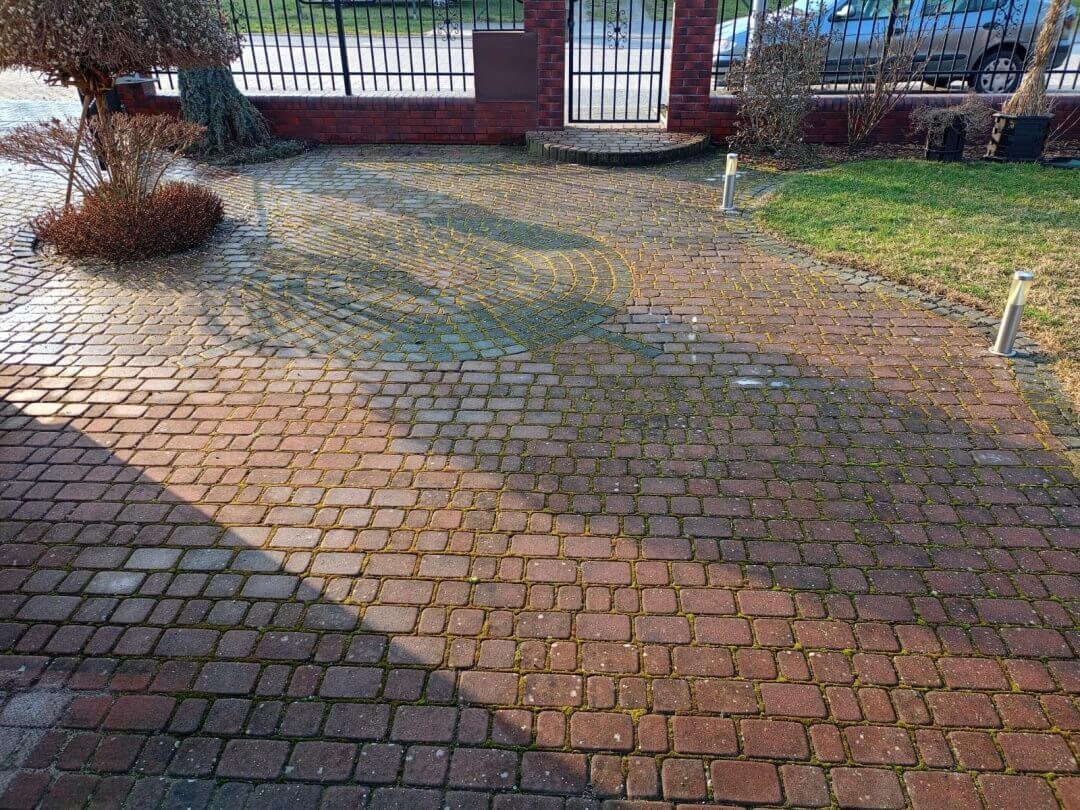 Usuwanie zabrudzeń z kostki brukowej