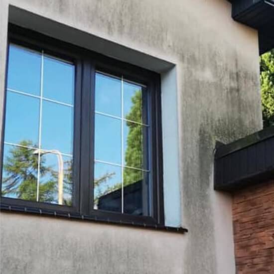 budynek jednorodzinny z brudna elewacja