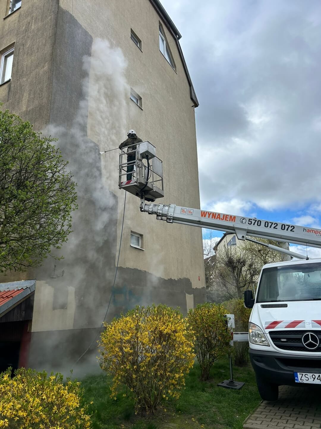 mycie bloku-pracownik az clean na wysiagniku myje blok-