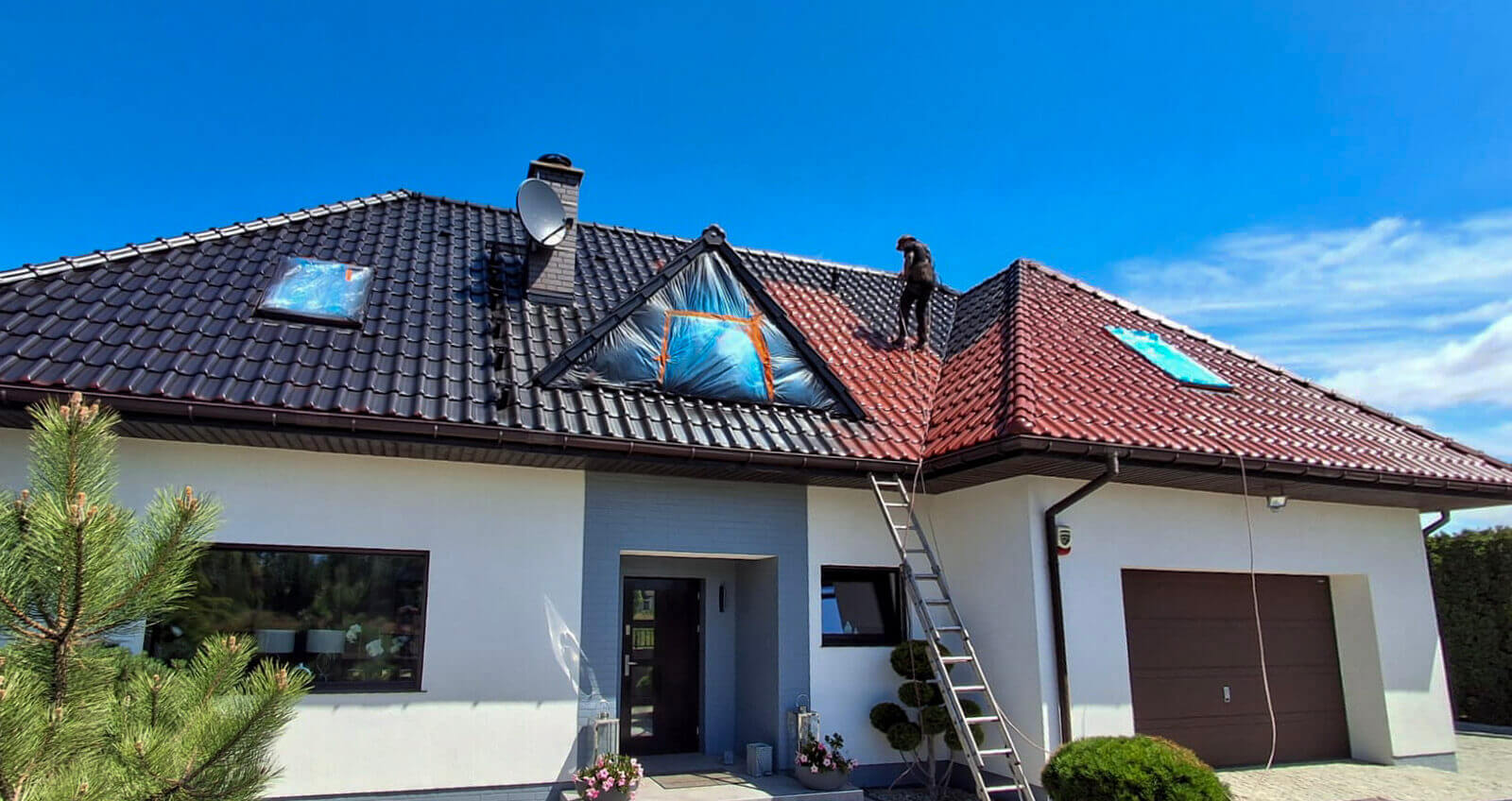 mycie dachu domu – czyszczenie dachówki-pracownik-az-clean