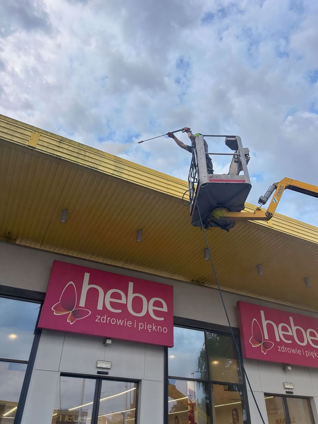 mycie dachu – elewacji dla galerii handlowej przy hebe-az clean