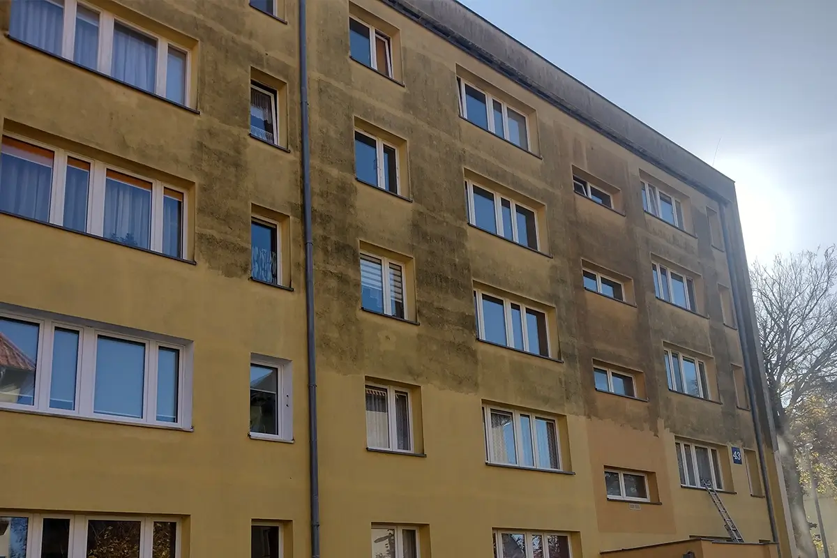 mycie elewacji blokow mieszkalnych az clean zabrudzona elewacja bloku
