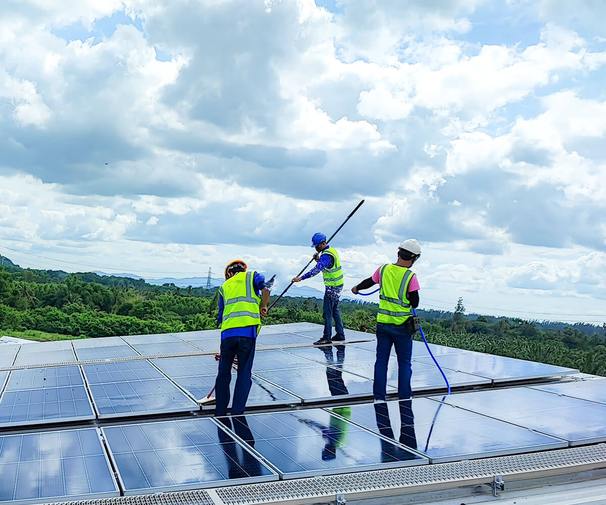 mycie fotowoltaiki-czyszczenie paneli slonecznych przez pracownikow