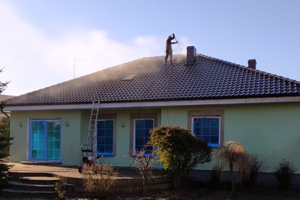 pracownik az clean czysci dach domu