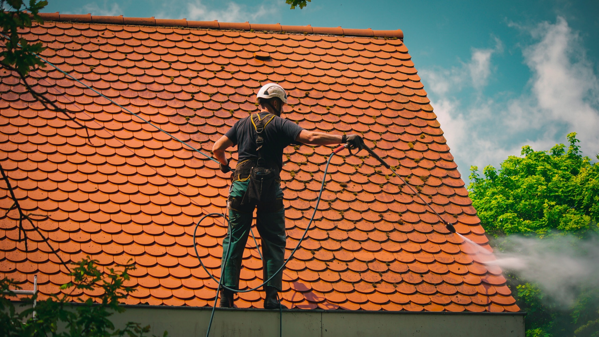 pracownik-az clean-czyści-dach-myją-wysokociśnieniową