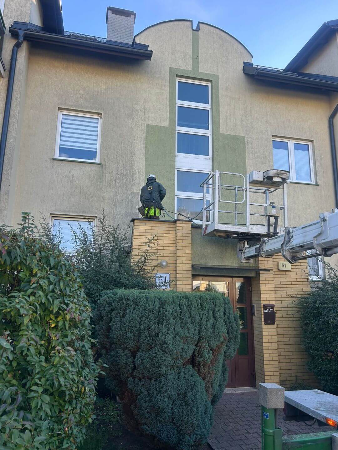 pracownik az clean-przygotowuje sie- do mycia-bloku mieszkalnego