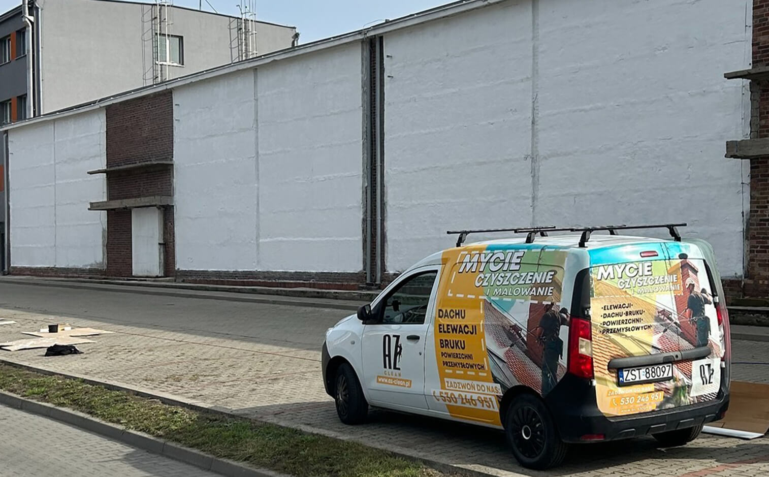 stara zniszczona elewacja budynku przemyslowego przygotowanie do malowania elewacji 1