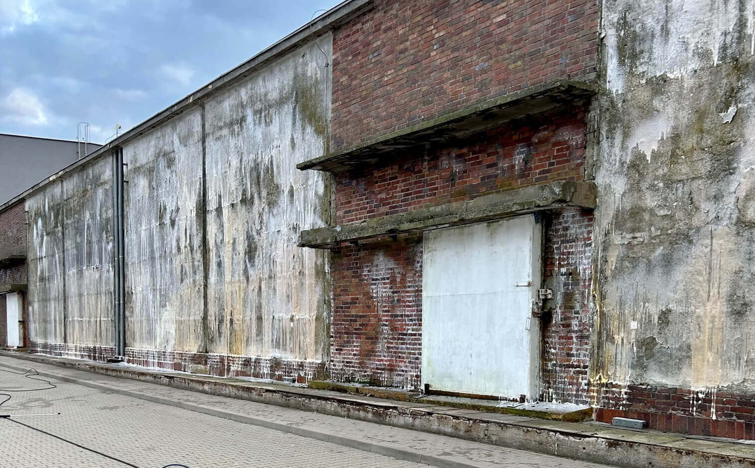 stara zniszczona elewacja budynku przemyslowego przygotowanie do malowania elewacji