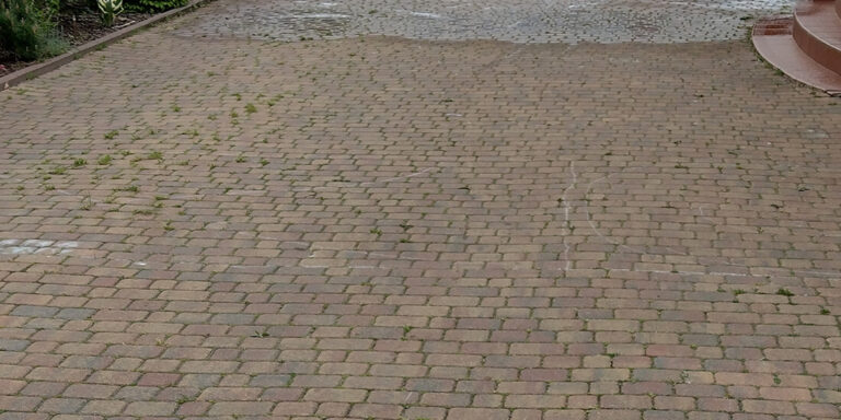 zabrudzona kostka brukowa przed czyszczeniem