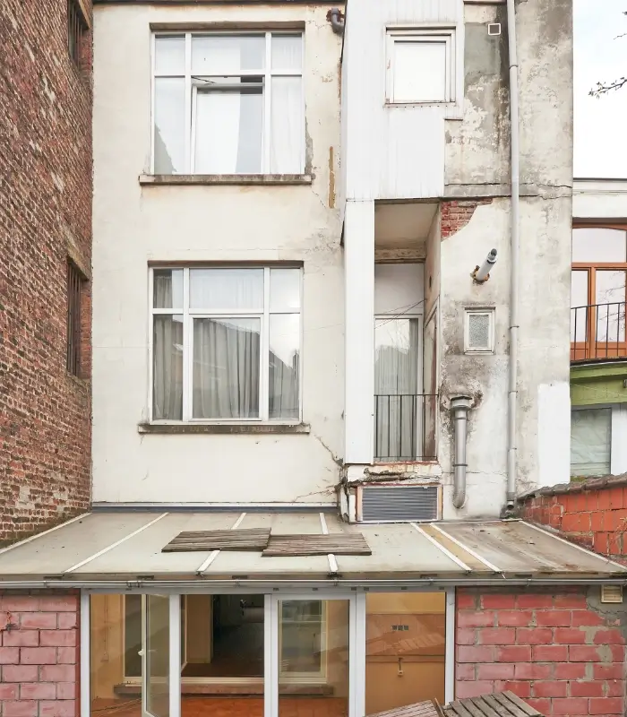 zniszczona i brudna elewacja bloku budynek przed malowaniem elewacji