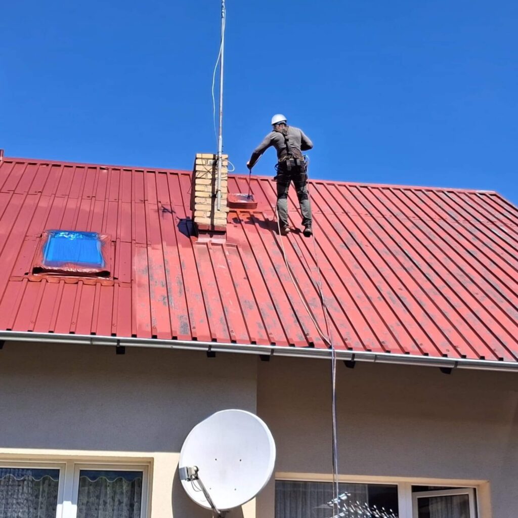 Malowanie dachu z blachy na domu jednorodzinnym – prace wykonywane przez pracownika az clean.