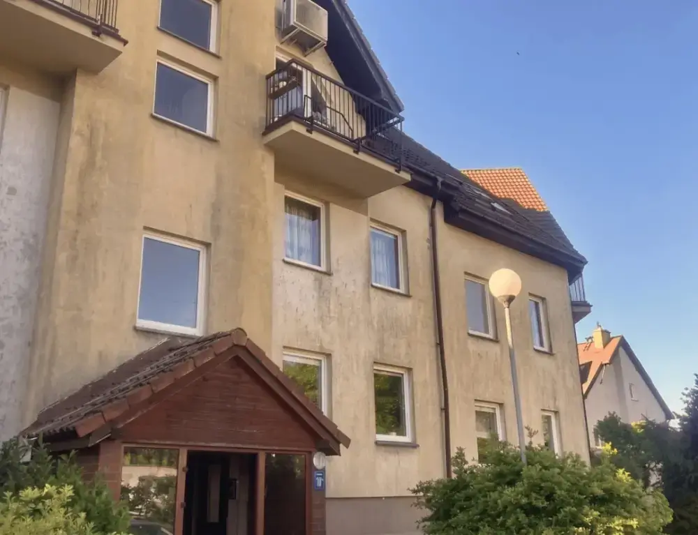 Elewacja budynku po latach wilgoci przed myciem