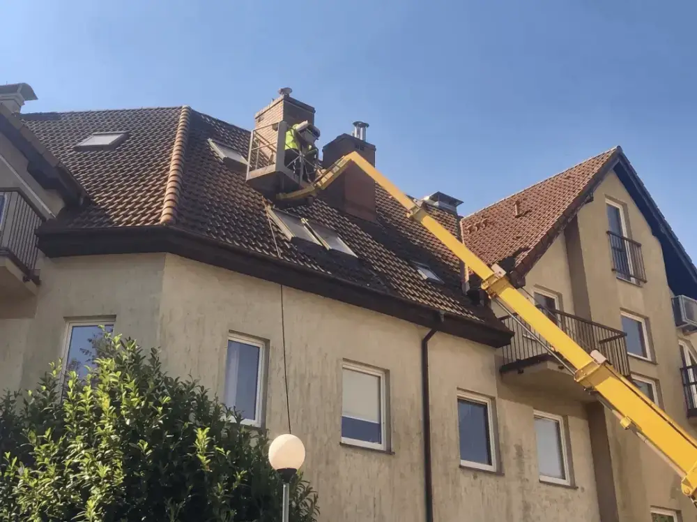 Mycie dachu i elewacji bloku z podnośnika koszowego