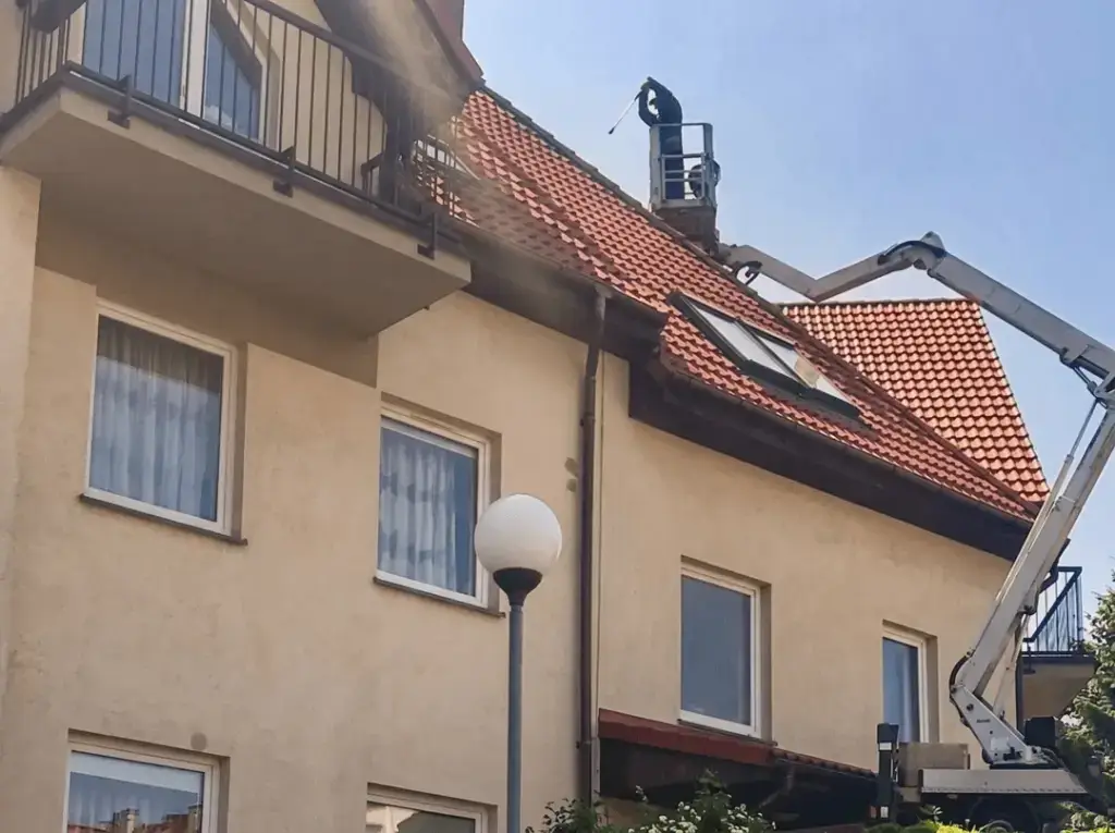 Praca z podnośnika przy myciu dachu i elewacji
