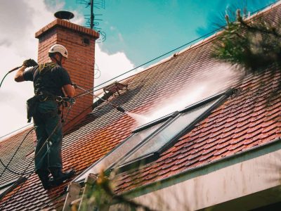 Mycie dachu z dachówki – usuwanie zabrudzeń i nalotu